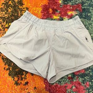 Lululemon Tracker Shorts MR 4” - Size 8